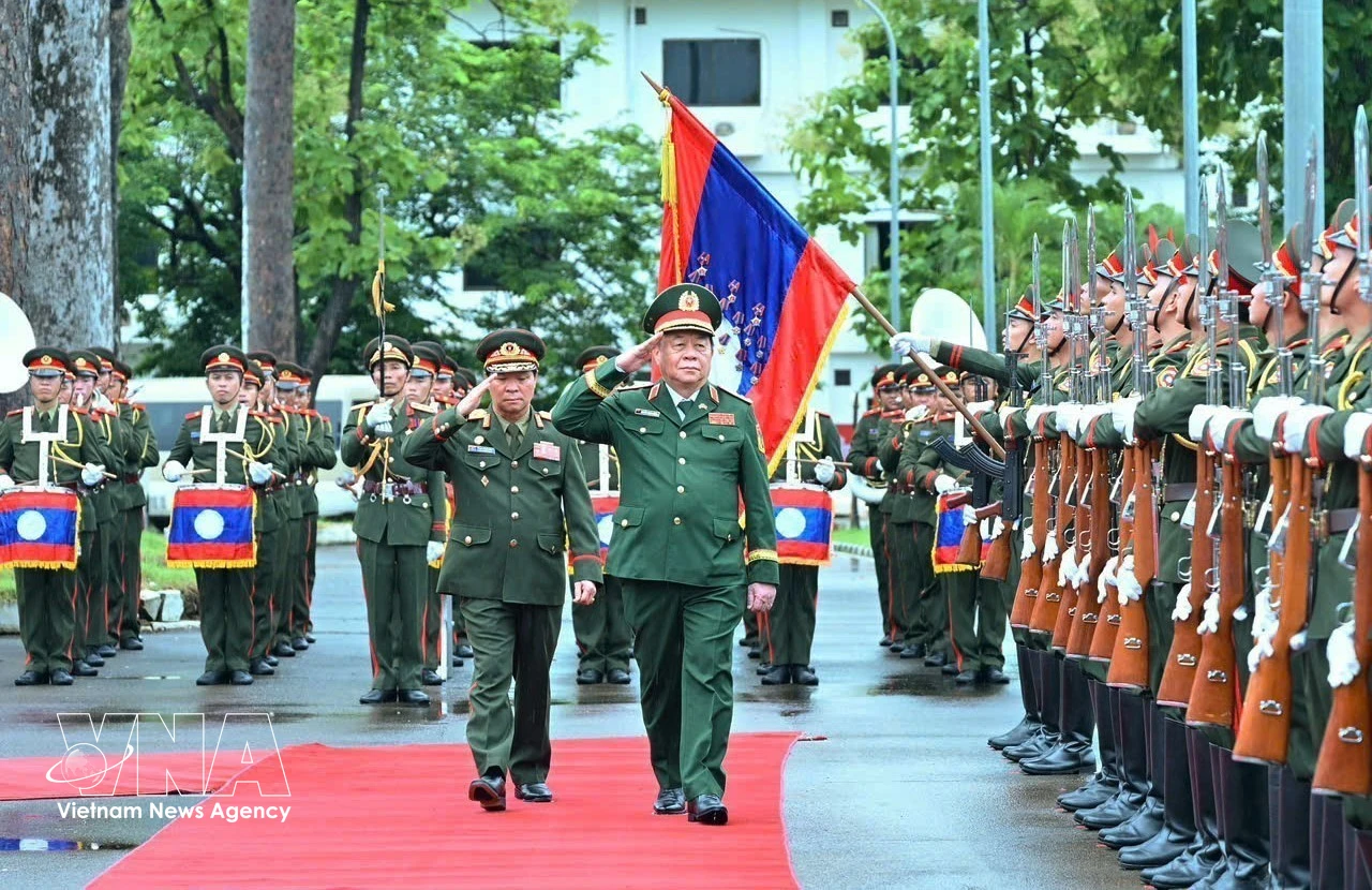El general Nguyen Trong Nghia, miembro del Buró Político del Partido Comunista y director del Departamento General de Política del Ejército Popular de Vietnam en la ceremonia de bienvenida (Fuente: VNA)