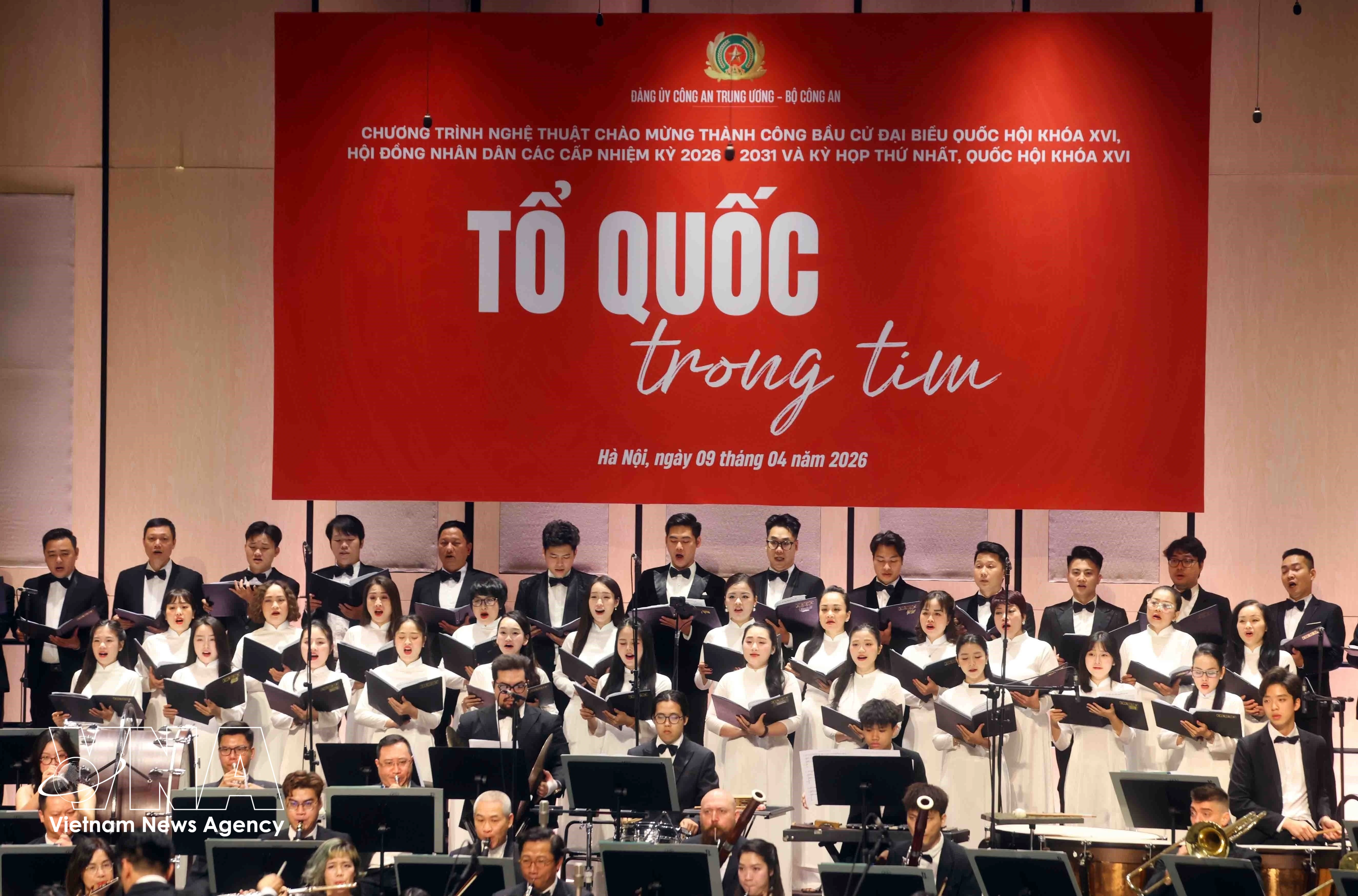 El concierto "La patria en el corazón" se celebró en el Teatro de la Ópera Ho Guom en Hanoi.(Foto: VNA)