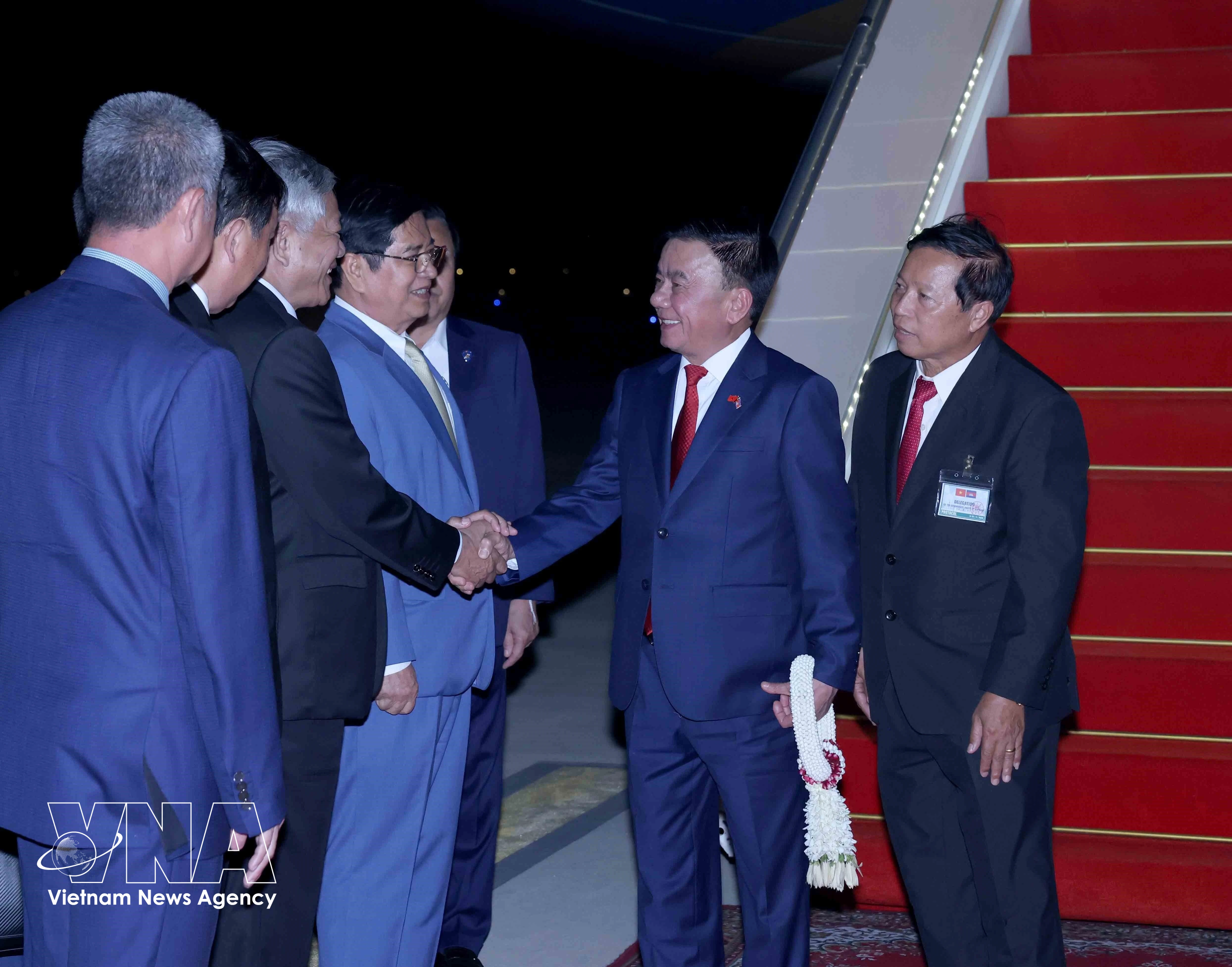 Funcionarios del Partido Popular de Camboya dan la bienvenida al miembro del Buró Político y miembro permanente del Secretariado del Comité Central del Partido Comunista de Vietnam, Tran Cam Tu (Foto: VNA)