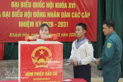 Los votantes de la zona especial de Truong Sa emiten sus votos para elegir a los diputados de la XVI Asamblea Nacional y los Consejos Populares de todos los niveles para el período 2026-2031. (Foto: VNA)