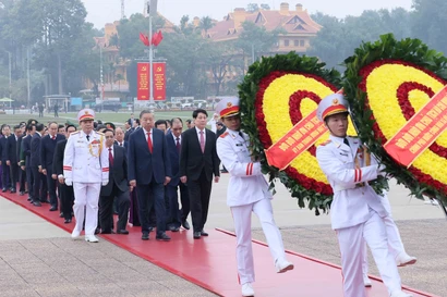 La delegación rinde homenaje hoy al Presidente Ho Chi Minh en su mausoleo en Hanoi (Fuente: VNA)