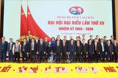 El general Trinh Van Quyet, secretario del Comité Central del Partido Comunista de Vietnam (PCV) y jefe del Departamento General de Política del Ejército Popular, posa para una foto de grupo con los líderes de la provincia de Lai Chau. (Foto: VNA)
