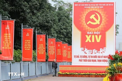 Banderas y lemas rojos brillantes adornan las calles de la capital, dando la bienvenida al XIV Congreso Nacional del Partido Comunista de Vietnam. (Foto: VNA)