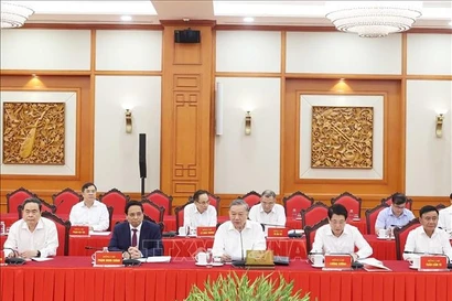 El Buró Político del Partido Comunista de Vietnam (PCV) sostiene una sesión de trabajo con el Buró Ejecutivo de la Comisión Militar Central (Fuente: VNA)