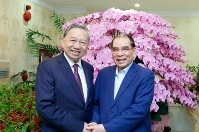 El secretario general del Partido Comunista de Vietnam, To Lam, realiza una visita y transmite felicitaciones por el Año Nuevo Lunar al exsecretario general Nong Duc Manh (Fuente: VNA)