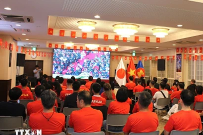 Los vietnamitas en Japón siguieron atentamente la transmisión en vivo de la celebración del 80.º Día Nacional en una pantalla gigante. (Foto: VNA)