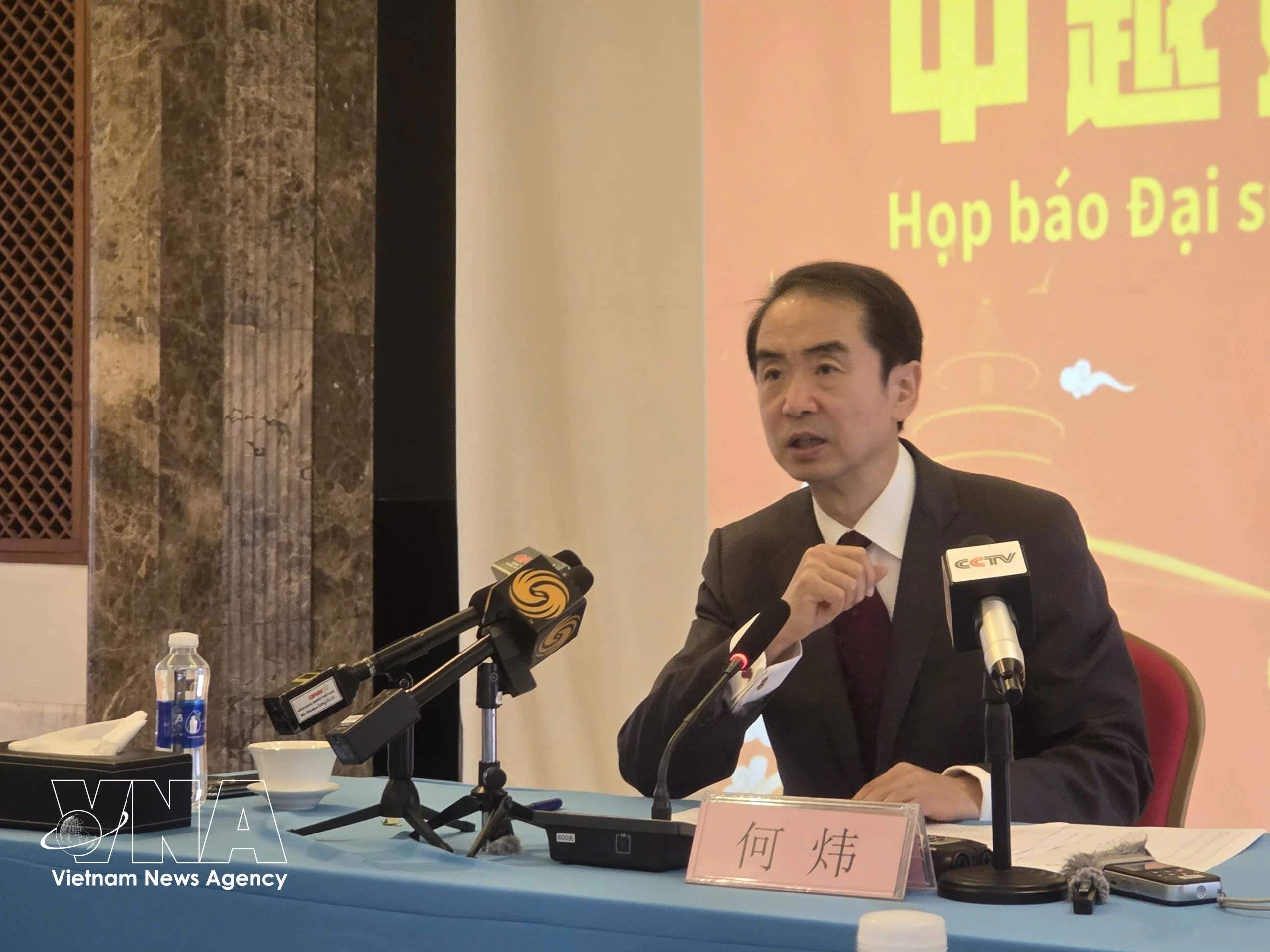 El embajador de China en Vietnam, He Wei, habla en la rueda de prensa (Foto: VNA)