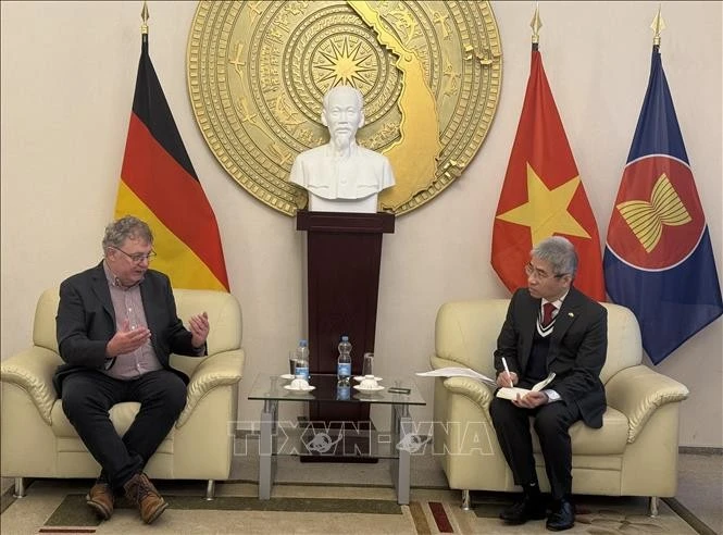 El embajador de Vietnam en Alemania, Nguyen Dac Thanh, se reúne con Patrik Köbele, presidente del Partido Comunista Alemán (DKP). (Fuente: VNA)