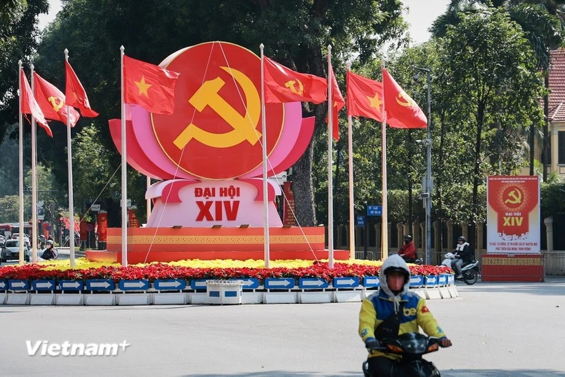 Banderas nacionales y del Partido se exhiben en la intersección de Dien Bien Phu-Doc Lap-Chu Van An, dando la bienvenida al XIV Congreso Nacional del Partido. (Foto: VNA)