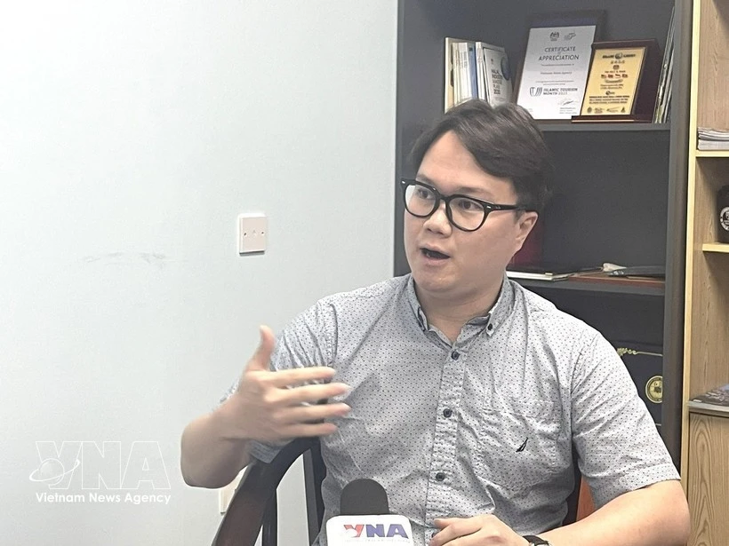 El investigador Enzo Sim Hong Jun, radicado en Malasia, concede una entrevista a la Agencia Vietnamita de Noticias. (Foto: VNA)
