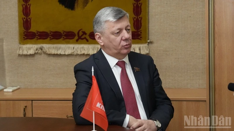 Dmitry Georgievich Novikov, primer vicepresidente del Comité Ejecutivo Central del Partido Comunista de la Federación Rusa (KPRF). (Fuente: nhandan.vn)