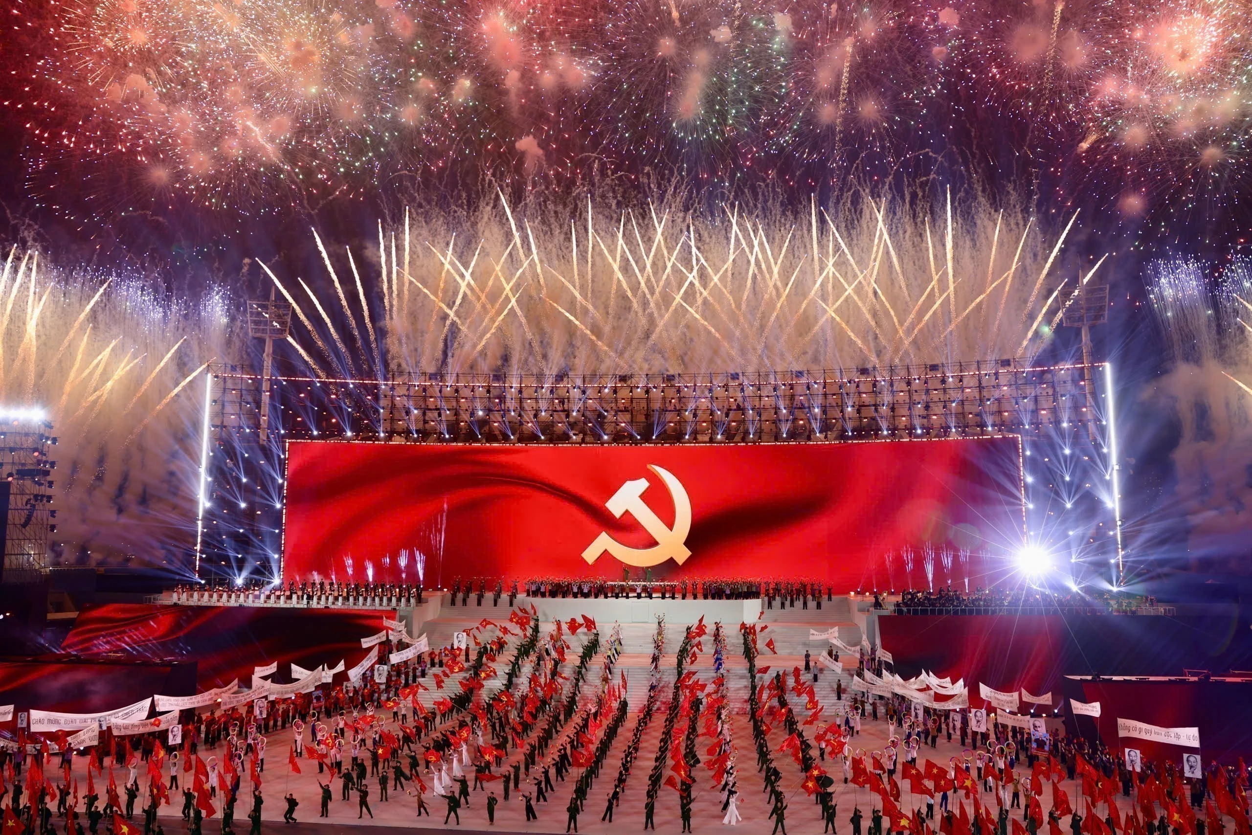Un espectacular espectáculo de fuegos artificiales a gran escala, como una sinfonía majestuosa, celebró el éxito del XIV Congreso Nacional del Partido Comunista de Vietnam en la noche del 23 de enero de 2026. Foto: VNA