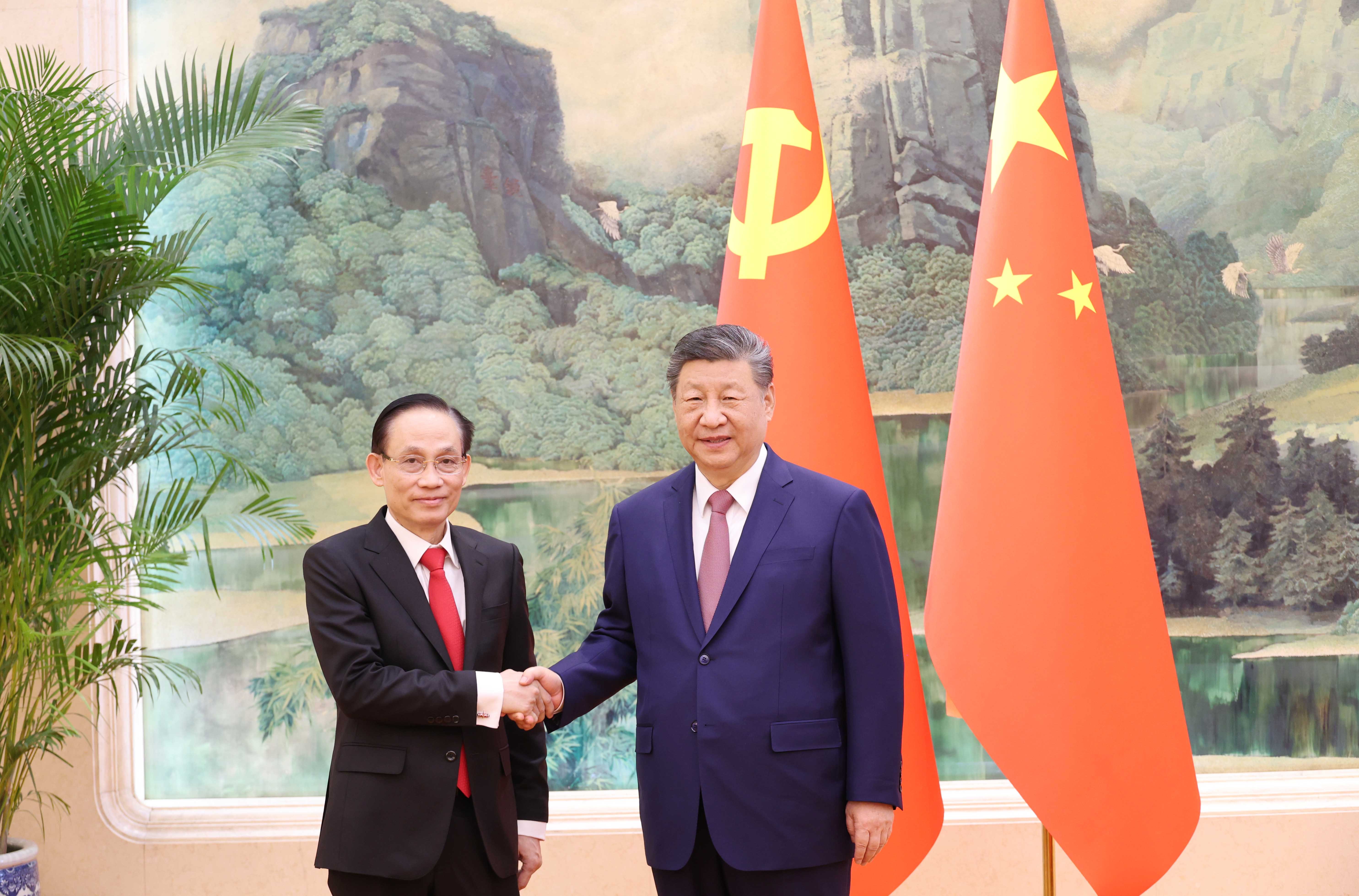 El secretario general del Partido Comunista de China (PCCh) y presidente del país, Xi Jinping, y el canciller vietnamita, Le Hoai Trung (izquierda). (Fuente: VNA)