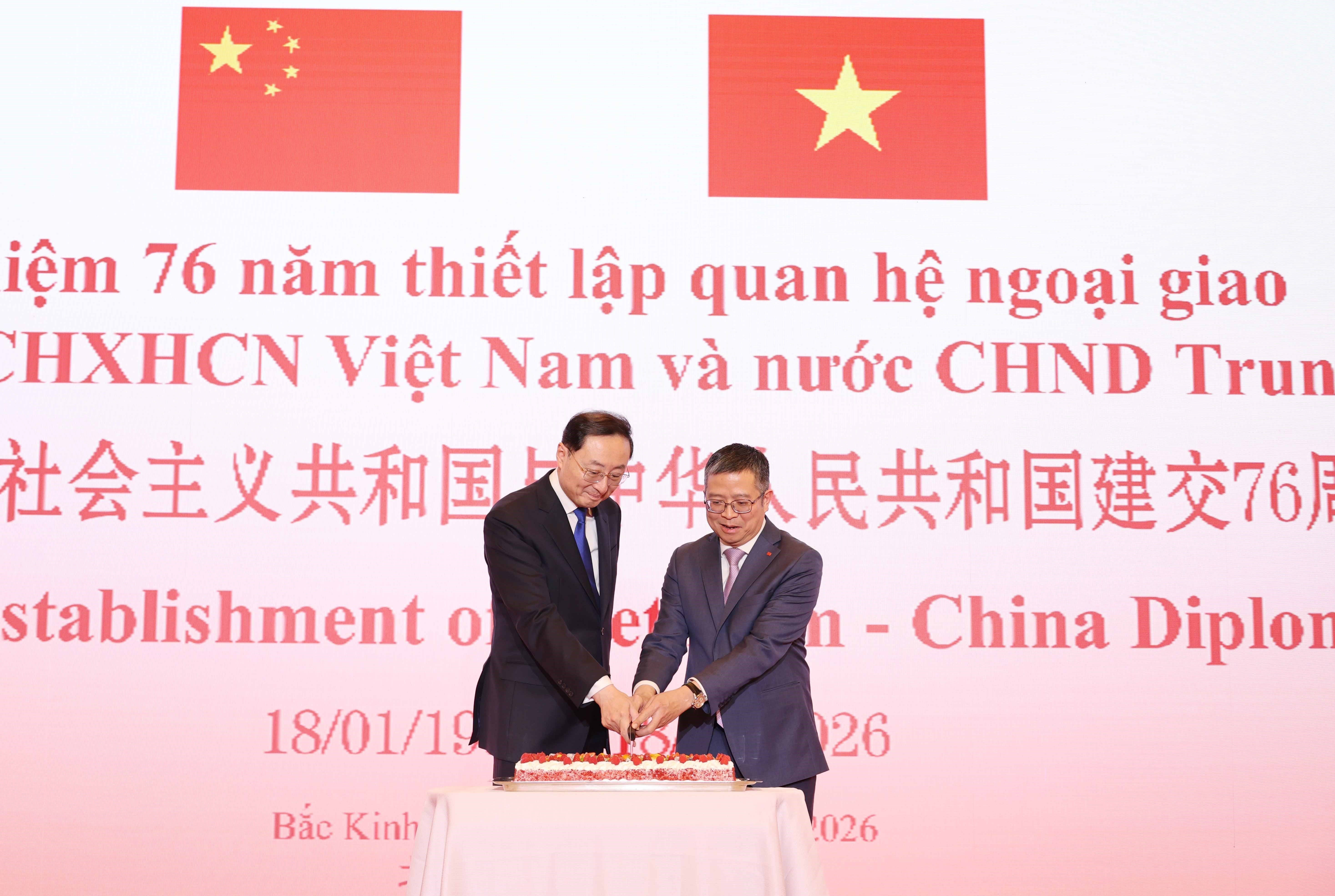 El embajador Pham Thanh Binh (derecha) y el viceministro de Asuntos Exteriores de China, Sun Weidong en la ceremonia (Fuente: VNA)