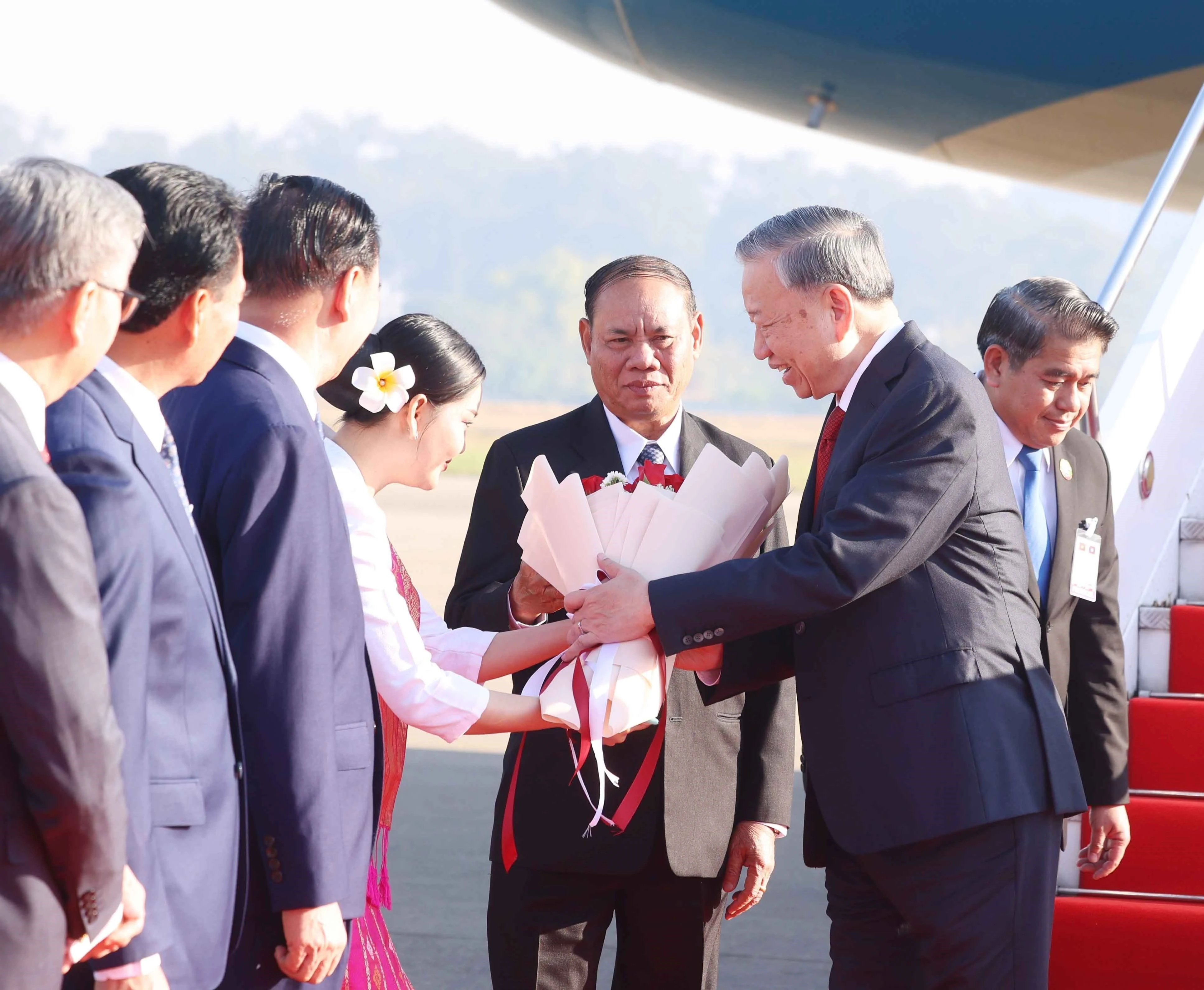 El secretario general To Lam llega a Vientiane para iniciar su visita de Estado. Foto: VNA.