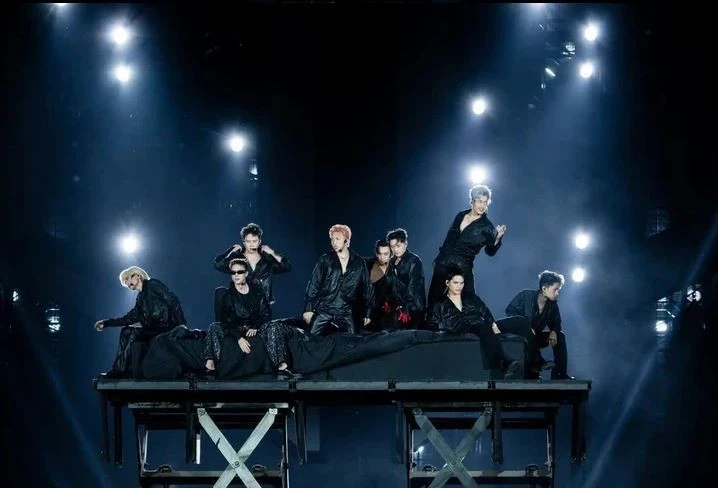 Una actuación en el programa "Anh trai vuot ngan chong gai" (Call me by fire) (Foto: tuoitre.vn)