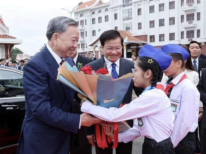 El secretario general del Partido Popular Revolucionario de Laos (PPRL) y presidente del país, Thongloun Sisoulith, preside la ceremonia oficial de bienvenida a la visita de Estado del presidente vietnamita To Lam (izquierda) a Laos (Vientiane, 11 de julio de 2024). Foto: VNA