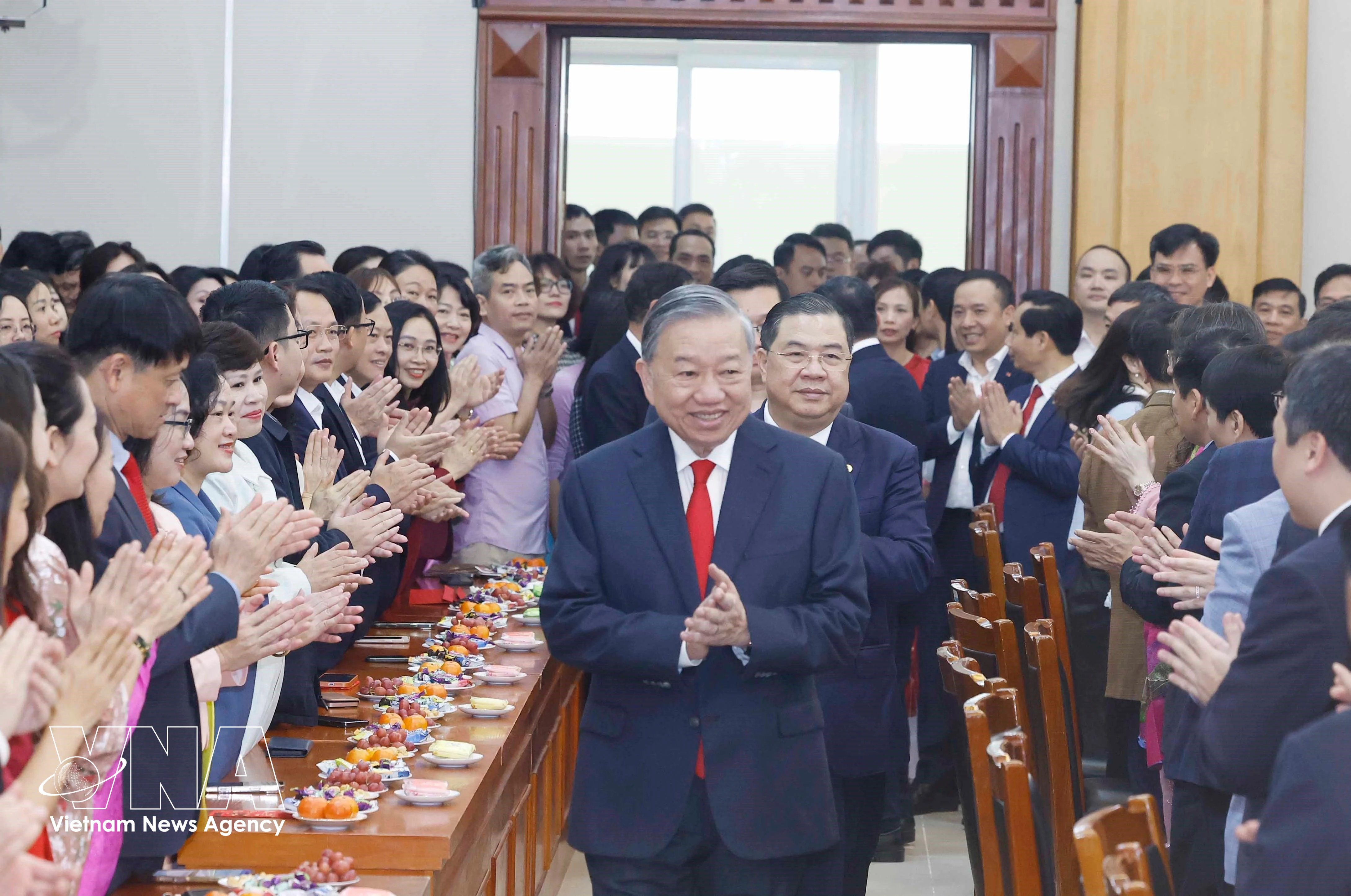 El secretario general del Partido, To Lam, felicita el Año Nuevo a los funcionarios, empleados públicos y trabajadores de la Oficina del Comité Central del Partido. (Foto: VNA)