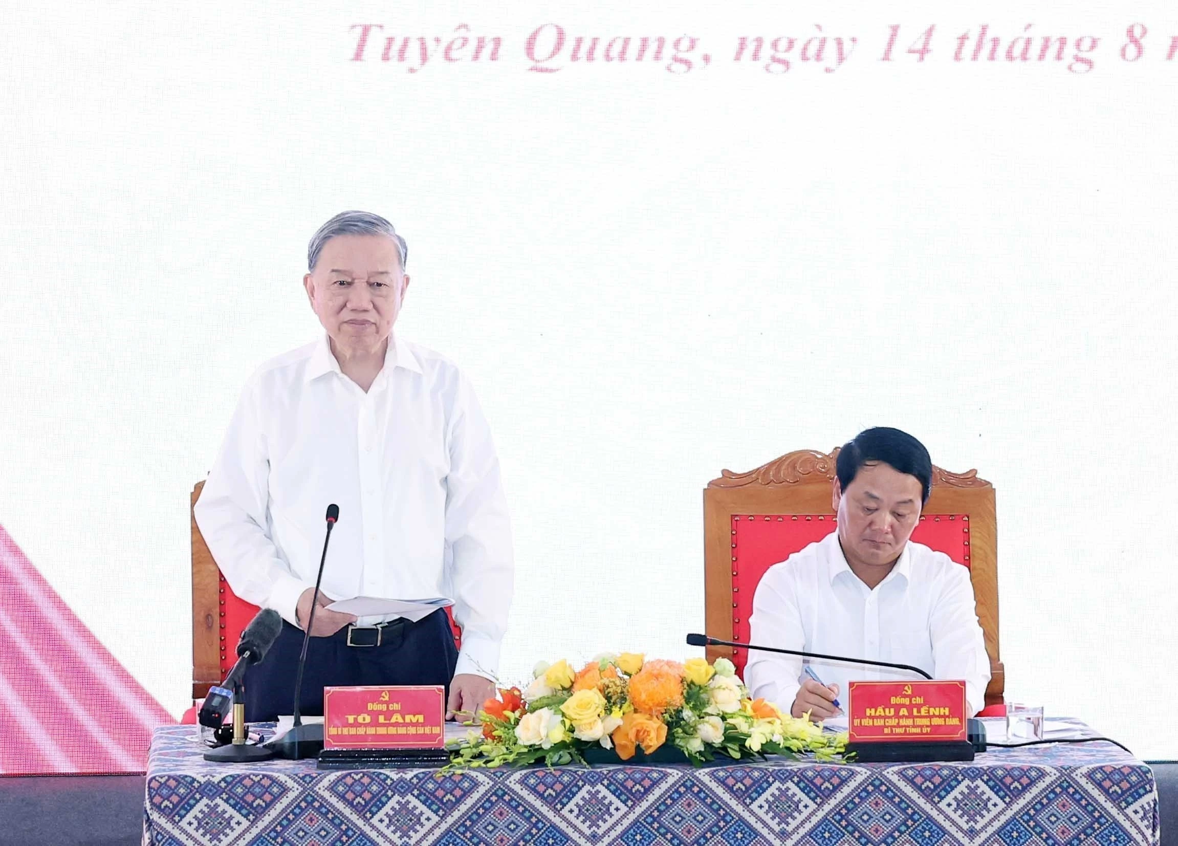El secretario general del Partido Comunista de Vietnam, To Lam, trabaja con el Comité partidista de Tuyen Quang (Foto: VNA)