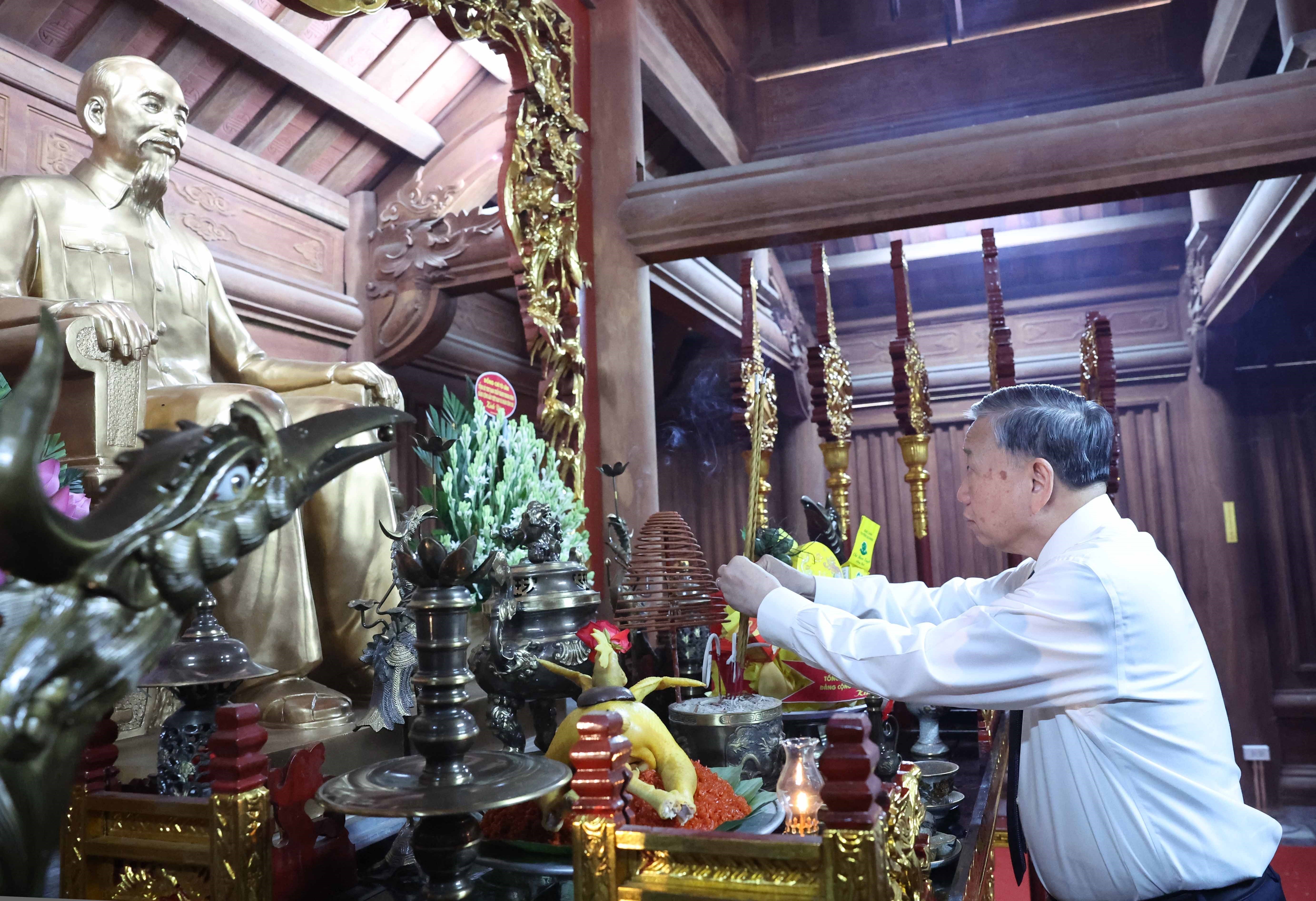 El secretario general del Partido Comunista de Vietnam, To Lam, rindió hoy homenaje al Presidente Ho Chi Minh y a los precursores revolucionarios. (Foto: VNA)