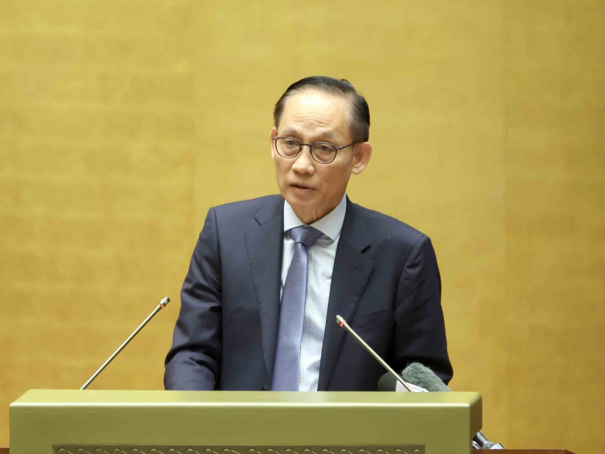 El secretario del Comité Central del Partido Comunista de Vientam y ministro interino de Relaciones Exteriores, Le Hoai Trung, habla en el evento. (Foto: VNA) vna-potal-hoi-nghi-toan-quoc-quan-triet-trien-khai-thuc-hien-4-nghi-quyet-cua-bo-chinh-tri-8277524.jpg
