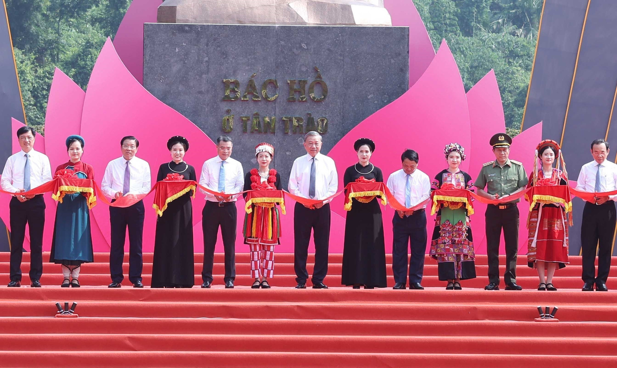 El Secretario General Tô Lâm y los delegados participan en la ceremonia de inauguración de la estatua “Tío Ho en Tan Trao”. Foto: NA vna-potal-tong-bi-thu-du-ngay-hoi-toan-dan-bao-ve-an-ninh-to-quoc-va-khanh-thanh-tuong-dai-bac-ho-o-tan-trao-8209763.jpg