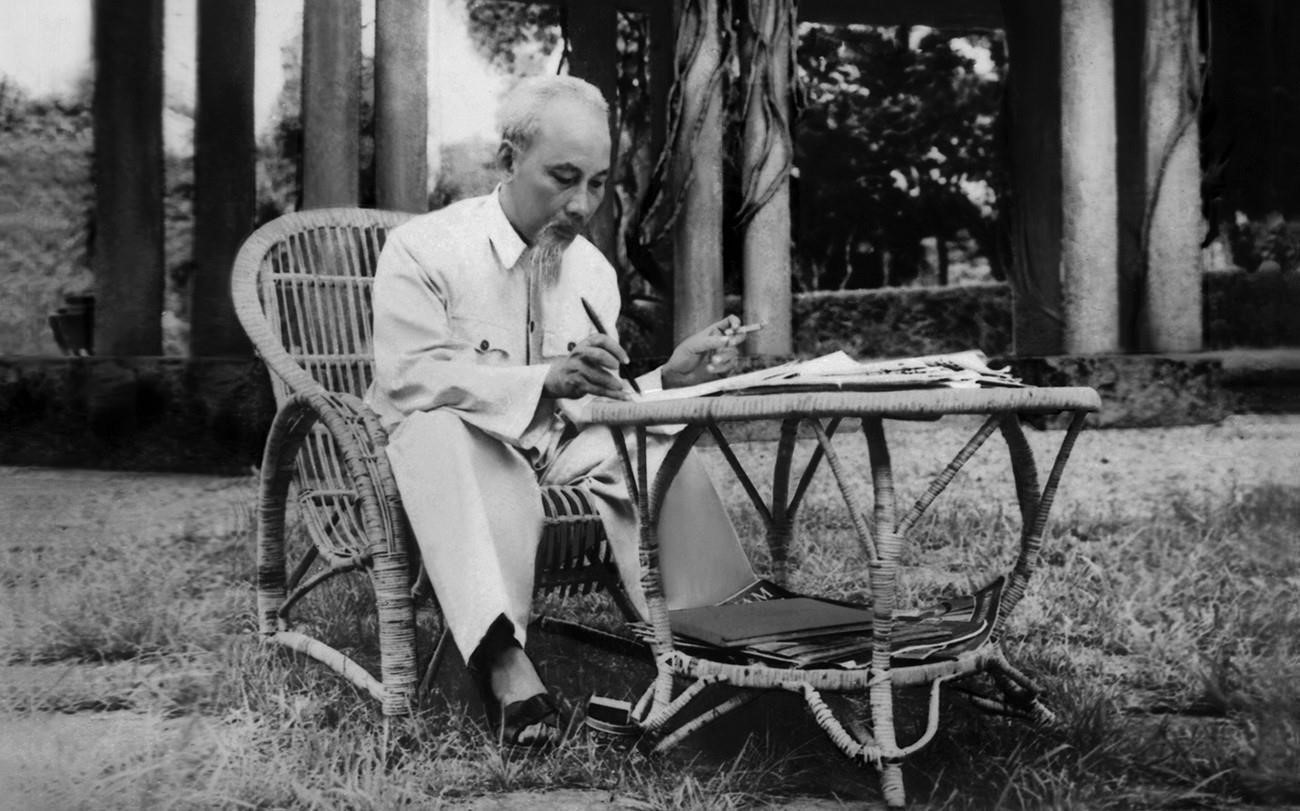 En vida, el Presidente Ho Chi Minh solía dedicar tiempo a leer, comentar y revisar directamente las noticias y artículos de la VNA. Foto: VNA anh-1-avatar-3.jpg