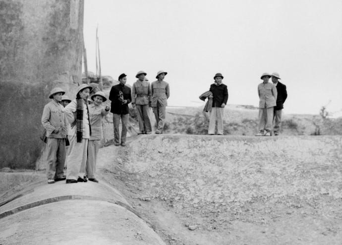 El reportero Vo The Ai de la VNA (de pie detrás del Presidente Ho Chi Minh) lo acompañó durante su visita a la represa Thac Huong (provincia de Thai Nguyen) para redactar noticias y artículos (25 de enero de 1955). Foto: VNA anh-9.jpg