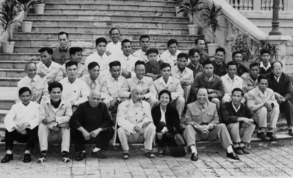 El Presidente Ho Chi Minh, el vicepresidente Ton Duc Thang y el camarada Truong Chinh posaron para una foto con el grupo de reporteros de prensa y agencias que cubrían el III Congreso Nacional del Partido (1960). Sentada entre el Presidente Ho Chi Minh y Truong Chinh está la periodista Huynh Thi Huong (reportera de la VNTTX), y el hombre con gafas detrás del Presidente es el periodista Le Ba Thuyen (subdirector de la VNTTX). Foto: Archivo VNA anh-5-6.jpg