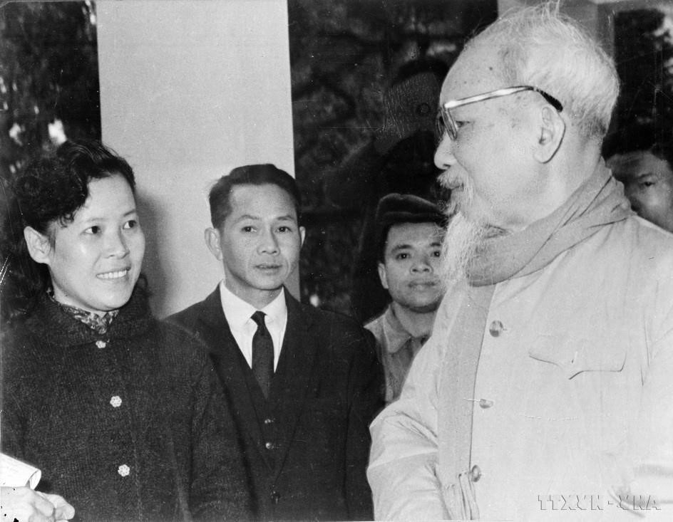 El Presidente Ho Chi Minh dio consejos a la reportera Tue Oanh de la VNTTX sobre cómo redactar noticias durante la cobertura de las elecciones a la Asamblea Nacional de la III Legislatura (26 de abril de 1964). Foto: Archivo VNA anh-3-7.jpg