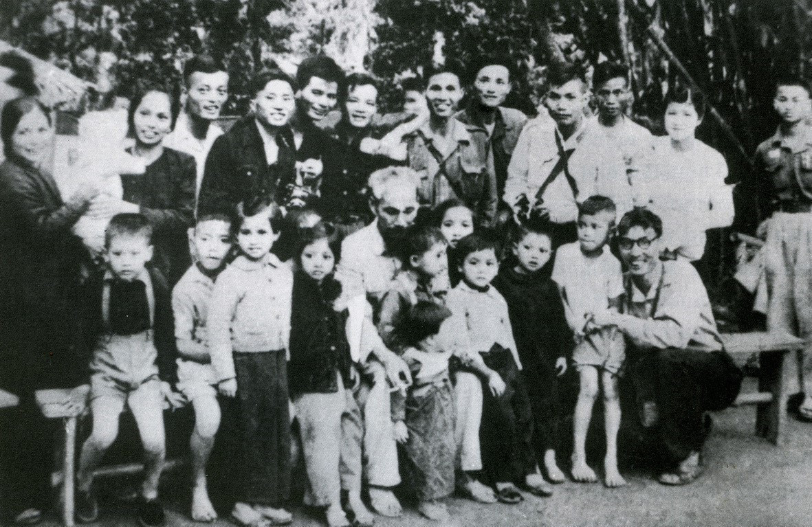 En 1952, el Presidente Ho Chi Minh visitó la sede de la VNTTX en Sơn Dương, provincia de Tuyen Quang, y aconsejó a los cuadros y reporteros: “Cuanto más rápido sea el flujo de noticias, más pronto llegará la victoria de la resistencia”. En la foto: el Presidente Ho Chi Minh con las familias de los empleados de la agencia durante la resistencia contra los franceses en Tuyen Quang (1952). Foto: Archivo de la VNA anh-10-3.jpg