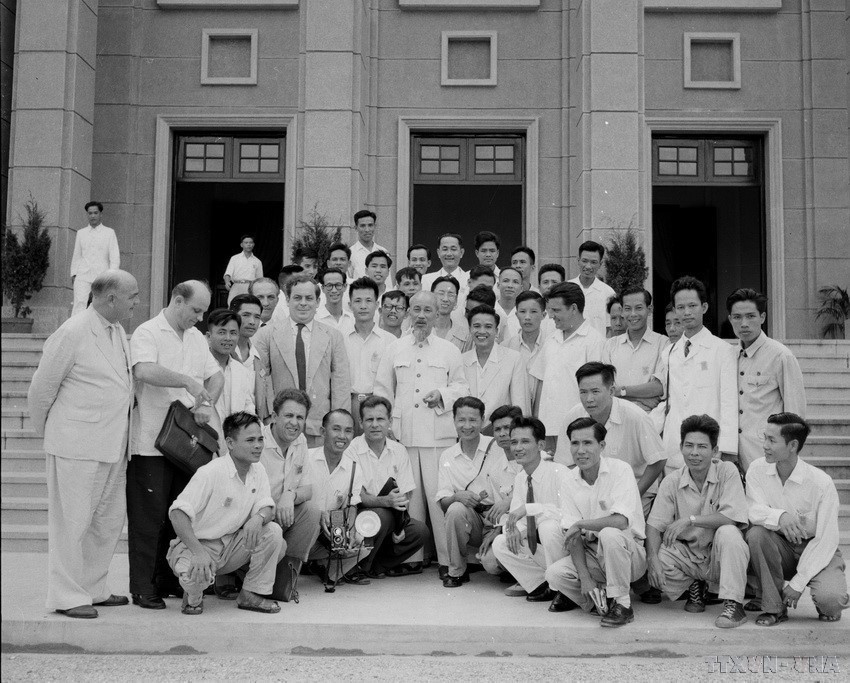 El reportero de la VNTTX, Bui Dinh Tuy, alias Dinh Thuy (sentado en la primera fila, tercero desde la izquierda), junto a periodistas nacionales y extranjeros, tuvo el honor de fotografiarse con el Presidente Ho Chi Minh en el III Congreso Nacional del Partido (septiembre de 1960). Foto: VNA anh-4-7.jpg