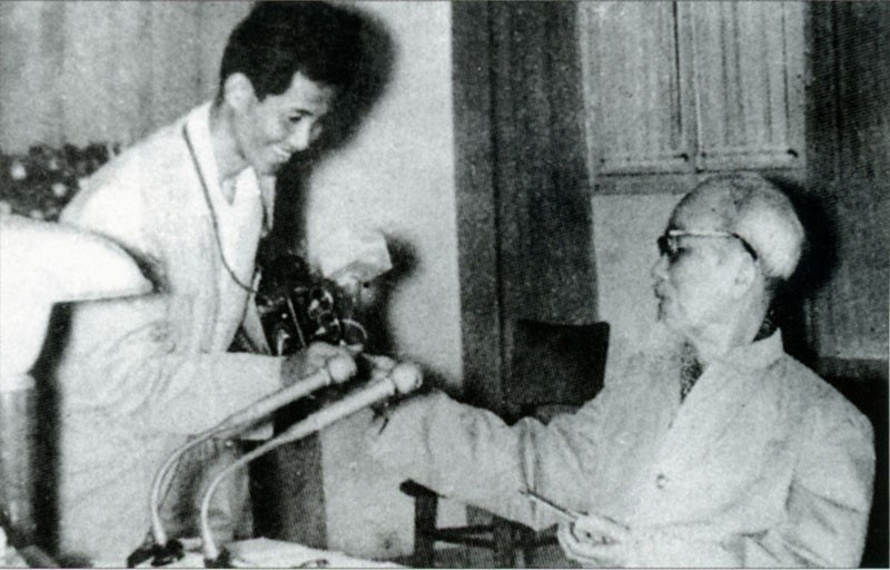 El Presidente Ho Chi Minh obsequió cigarrillos aromáticos al periodista Lam Hong Long, autor de la famosa fotografía “El Tío Ho marca el compás del Canto de la Unidad” Foto: Archivo de la VNA anh-8-3.jpg
