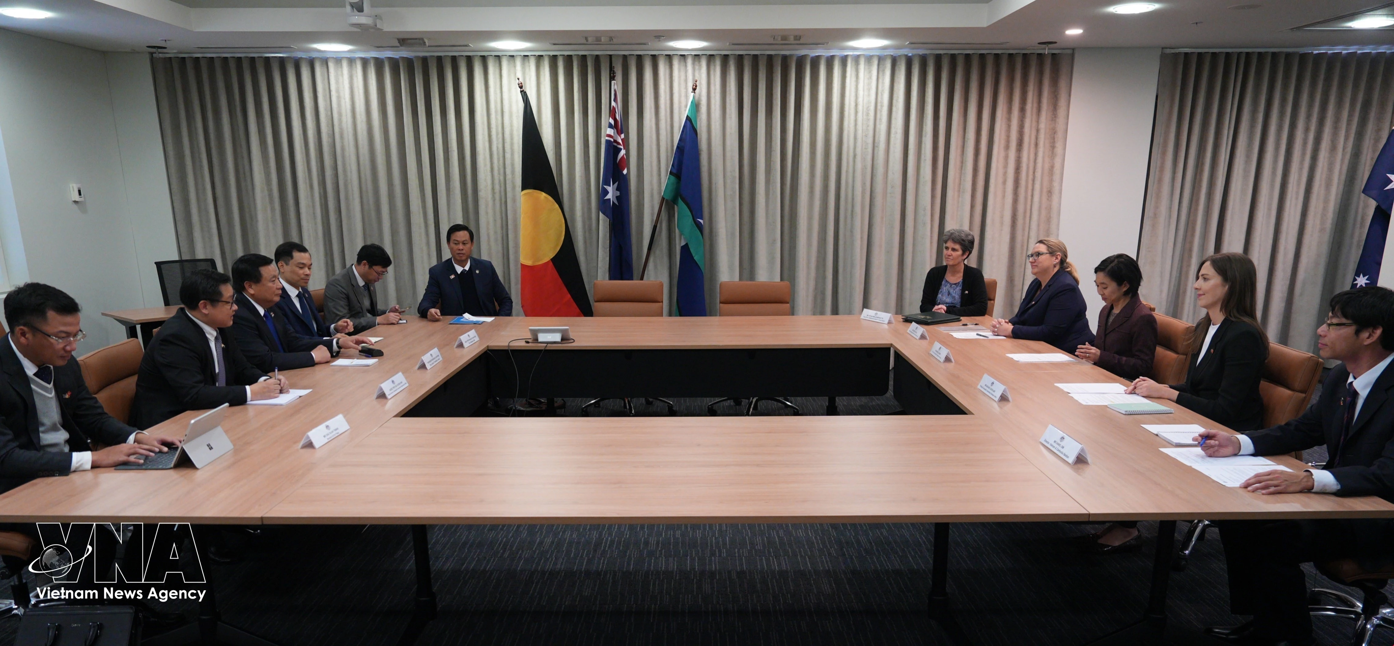 En la reunión de trabajo entre la delegación de la Academia Nacional de Política Ho Chi Minh y el Consejo Teórico Central de Vietnam con el Departamento de Asuntos Exteriores y Comercio de Australia (DFAT). Foto: VNA