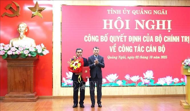Entregan la Decisión a Ho Van Nien, nuevo secretario del Comité partidista de la provincia central de Quang Ngai. (Fuente: VNA)