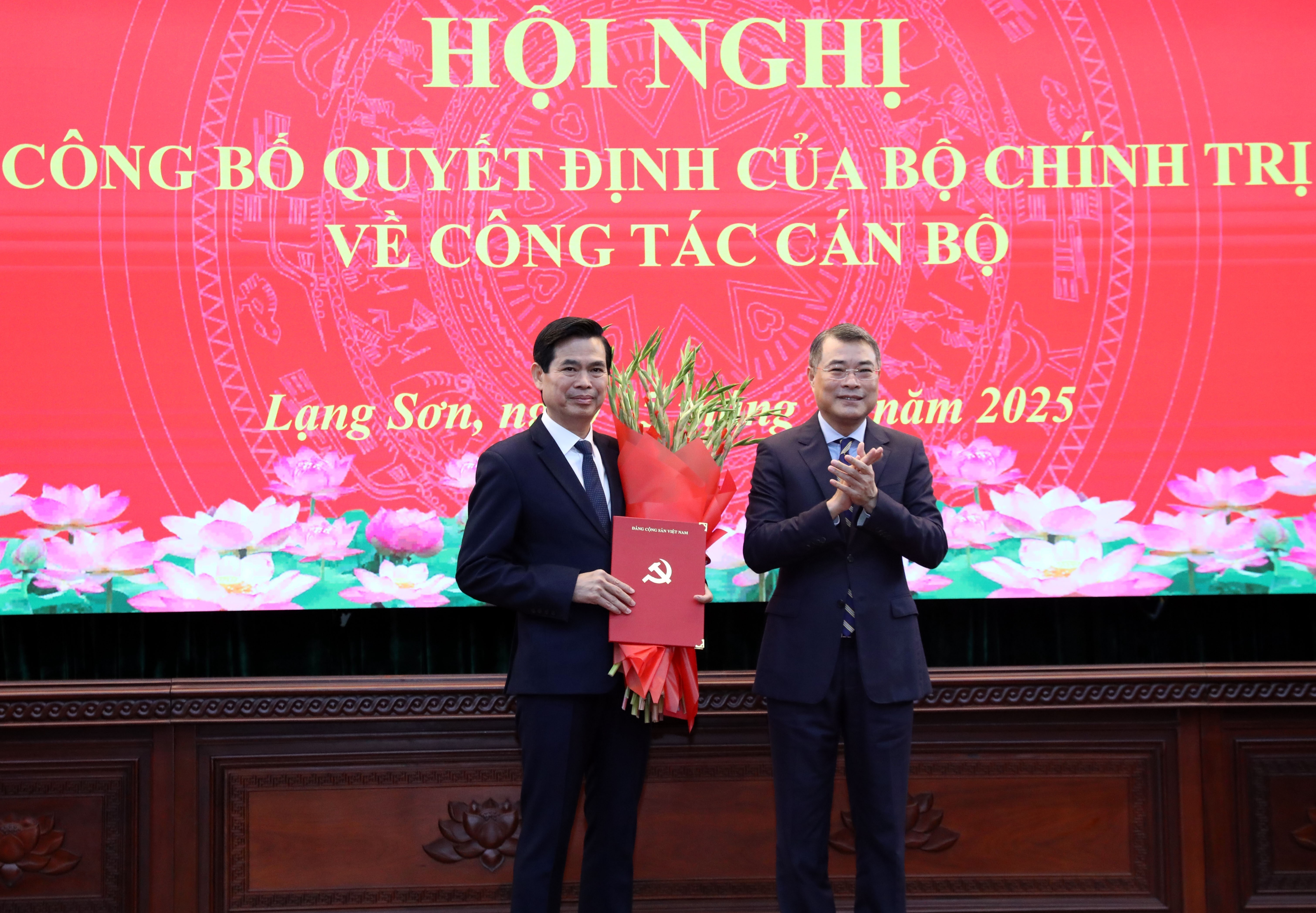 Le Minh Hung (derecha), miembro del Buró Político, secretario del Comité Central del Partido y jefe de su Comisión de Organización, entrega la decisión del nombramiento a Hoang Quoc Khanh. (Fuente: VNA)
