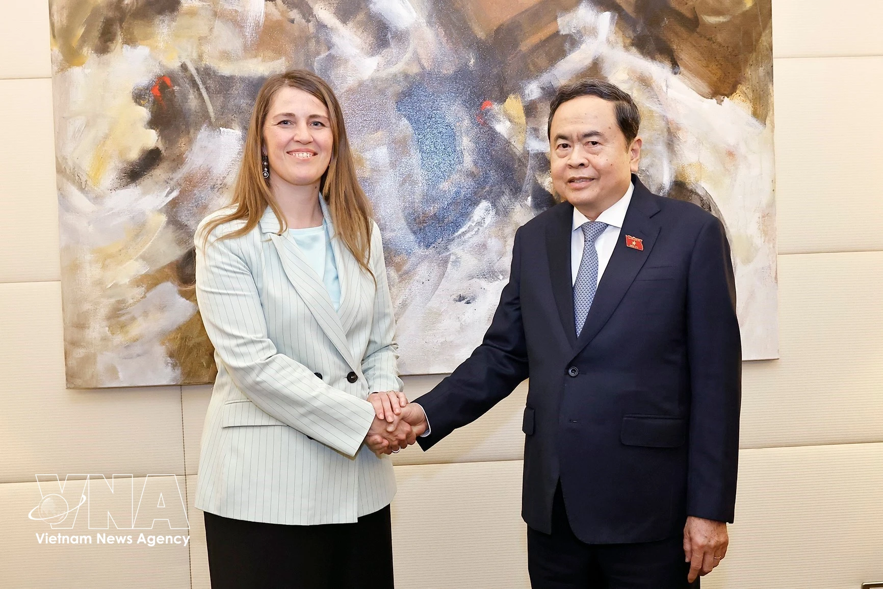 El presidente de la Asamblea Nacional de Vietnam, Tran Thanh Man, recibe a la titular del Grupo Parlamentario de Amistad Italia–Vietnam, Chiara Gribaudo. (Foto: VNA)