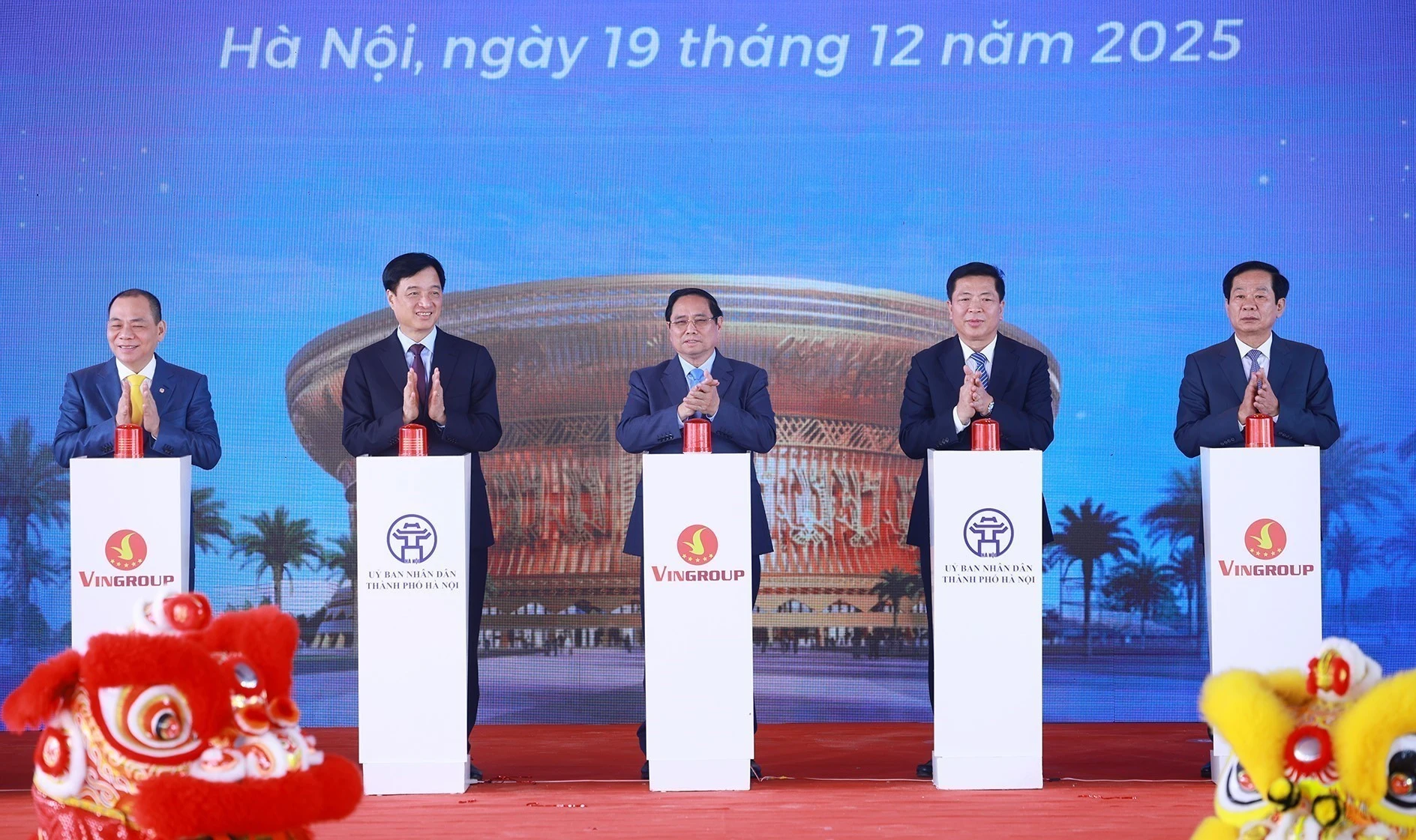 El primer ministro Pham Minh Chinh (centro) y funcionarios en la ceremonia de inicio, inauguración y apertura técnica de 234 proyectos y obras clave en todo el país (Foto: VNA)