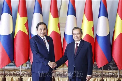 El presidente de la Asamblea Nacional de Vietnam (ANV), Tran Thanh Man, y su homólogo laosiano, Saysomphone Phomvihane. (Foto: VNA)