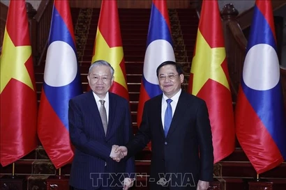 El secretario general del Partido Comunista de Vietnam (PCV), To Lam, (izquierda) se reúne con el primer ministro de Laos, Sonexay Siphandone. (Foto: VNA)