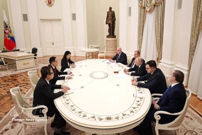 El presidente ruso, Vladimir Putin, recibe al enviado especial del secretario general del Partido Comunista de Vietnam (PCV), To Lam, y miembro del Buró Político, ministro de Relaciones Exteriores Le Hoai Trung. (Foto: VNA)