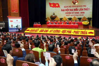 La Asamblea aprobó por unanimidad documentos cruciales, incluyendo el Informe Político y el Programa de Acción para implementar la Resolución de este evento político. (Foto: VNA)