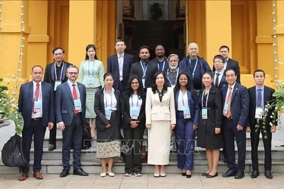 La viceministra de Relaciones Exteriores de Vietnam, Le Thi Thu Hang, recibe a periodistas internacionales (Foto: VNA)