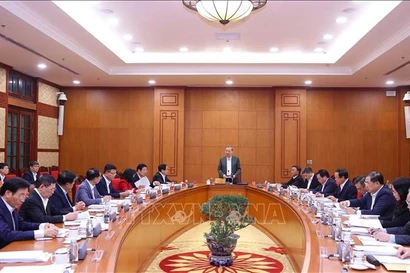 El secretario general del Partido Comunista de Vietnam (PCV), To Lam, preside una sesión de trabajo con los miembros permanentes de los Subcomités encargados del XIV Congreso Nacional del PCV. (Foto: VNA)