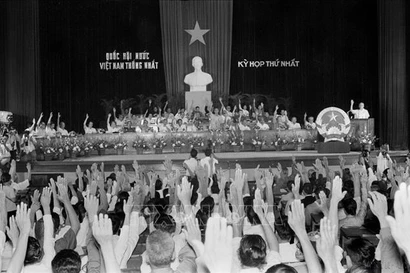 En su primera sesión, la Asamblea Nacional del VI período aprobó la Resolución sobre el nombre del país, la bandera nacional, el escudo de armas nacional, el himno nacional y la organización del Estado, antes de contar con una nueva Constitución. Foto: VNA