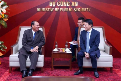 El miembro del Buró Político y permanente del Secretariado del Comité Central del Partido Popular Revolucionario de Laos, Vilay Lakhamphong, (izquierda) tel miembro del Buró Político y el ministro de Seguridad Pública de Vietnam, Luong Tam Quang (Foto: VNA)