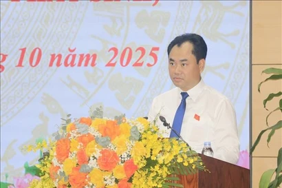 Trinh Viet Hung, secretario del Comité del Partido en Lao Cai, es designado presidente del Consejo Popular provincial. (Foto: VNA)