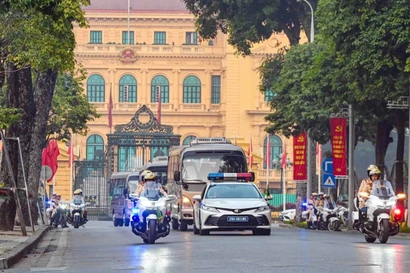 Una caravana de vehículos se traslada desde el Mausoleo del Presidente Ho Chi Minh hasta el Monumento a los Héroes y Mártires. Foto: VNA