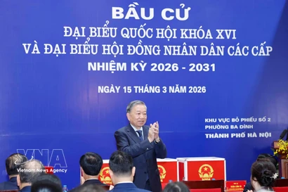 El secretario general del Partido Comunista de Vietnam, To Lam, asiste a la ceremonia de apertura y emite su voto en el colegio electoral No. 02 del barrio de Ba Dinh, Hanoi. Foto: VNA