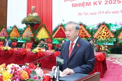 El secretario general del Partido Comunista de Vietnam, To Lam, insta al Ejército Popular a fortalecer la unidad, la voluntad, el talento y la fuerza para cumplir con sus misiones en la nueva era. (Foto: VNA)